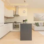 Praga Family With Parking By Renters