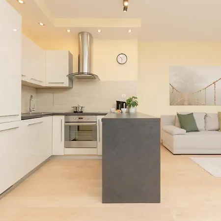 Praga Family With Parking By Renters