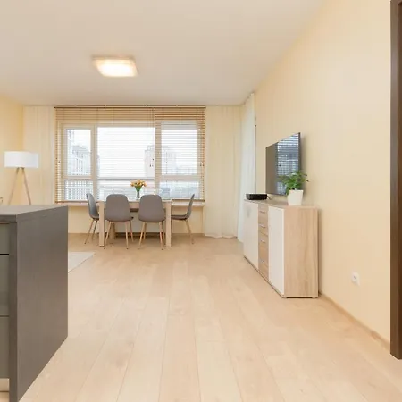 Praga Family With Parking By Renters