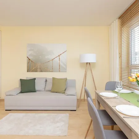 Praga Family With Parking By Renters *