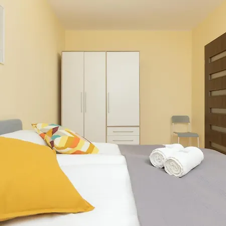 Praga Family With Parking By Renters Apartment