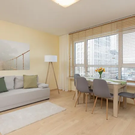 Praga Family With Parking By Renters